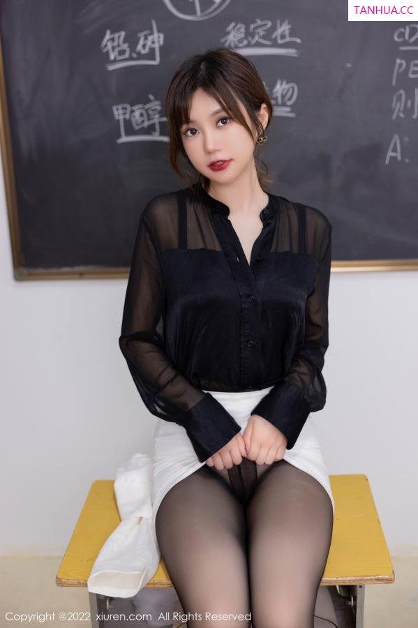 綺裡嘉 绮里嘉 [XiuRen]高清写真图 2022.12.16 No.6008 绮里嘉ula 制服短裙第25张图片